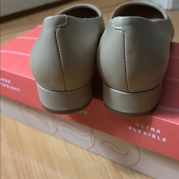 Easy Spirit Women's Beige Flats - Picture 4 of 11